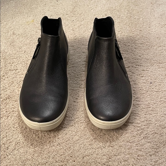 Ecco Black and White Athletic Shoes - Picture 2 of 8